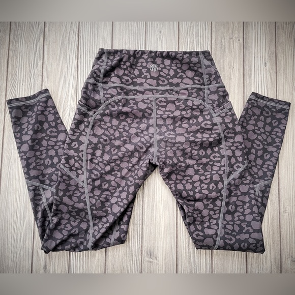 Til You Collapse Effortless Heart Booty Leggings - Black Leopard Print - Picture 4 of 9